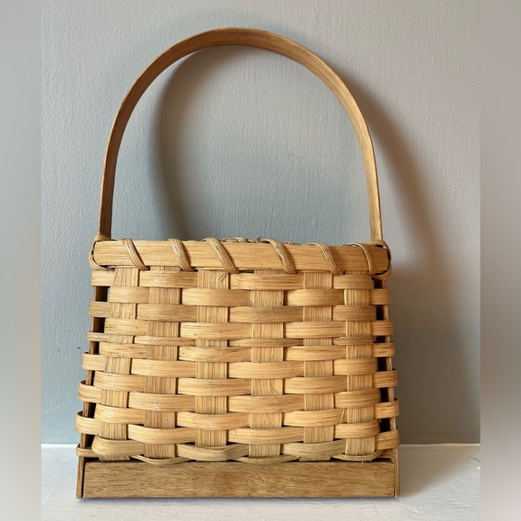 Vintage Splitwood Woven hanging storage basket/key holder w/ apple motif - Picture 2 of 4